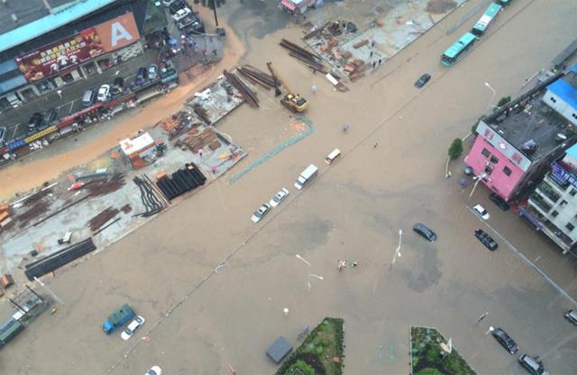 南方多地暴雨湘桂超60萬人受災 深圳成“水城”