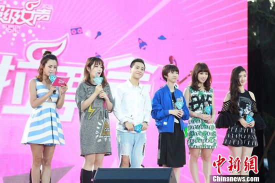 “超女”拉票展示才藝與伴舞粉絲完成“快閃”