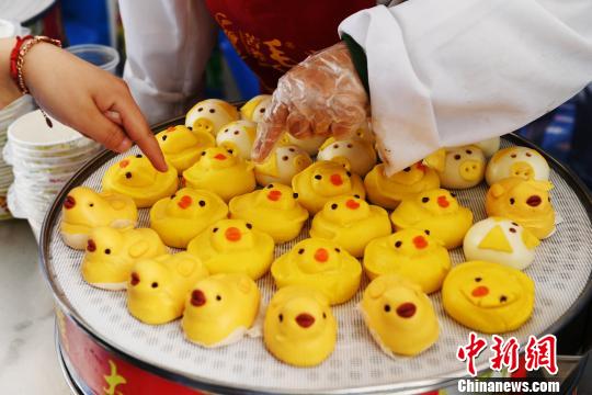 圖為臺(tái)灣美食——“大黃鴨”饅頭。 楊艷敏 攝