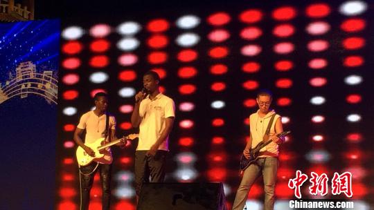 學村大學生獻唱。 陳婧 攝