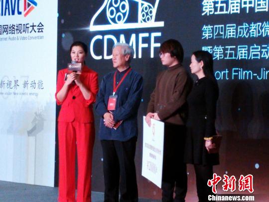 “2017網(wǎng)絡(luò)視聽年度盛典·咪咕之夜”紅毯秀上,本屆成都微電影金沙扶持計劃部分獲獎團隊,依次亮相紅毯,盡顯青年一代創(chuàng)業(yè)團隊青春昂揚的風(fēng)采。 鐘欣 攝
