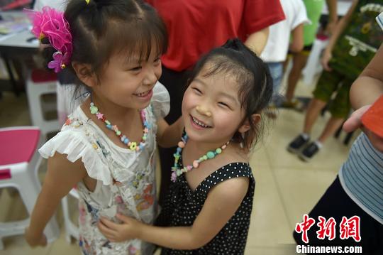 江蘇句容企業“留守兒童之家”讓親情面對面