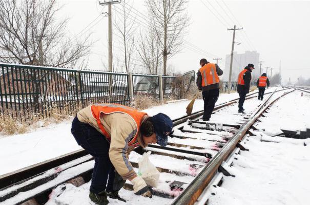 (社會)(2)河北淶源:掃雪保暢通