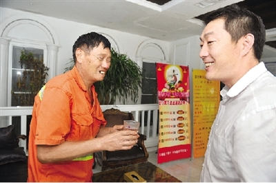 鄭州“愛心一條街”開Party 和環(huán)衛(wèi)工一起過中秋