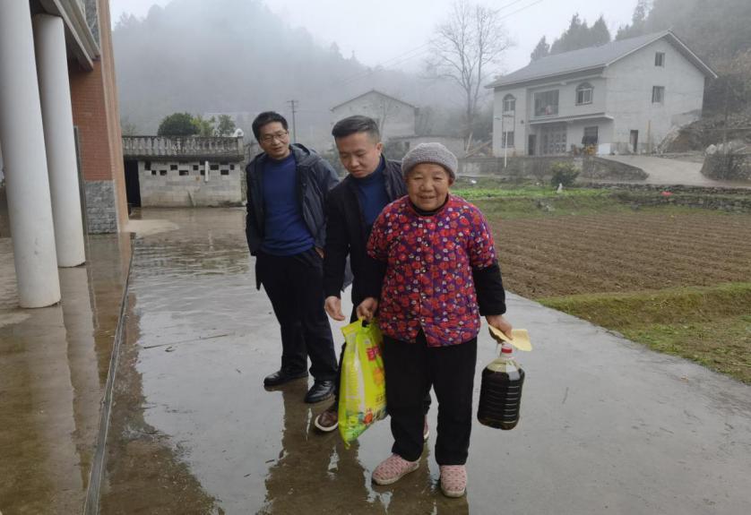 農發行綏陽縣支行開展“迎新年 賀新春 送溫暖”幫扶慰問活動