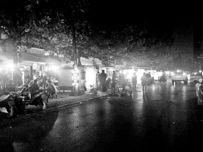 鄭州兩小區光投強噪音大 使人夜不能寐輾轉反側