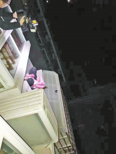 老賴為躲避法院執(zhí)行 身裹被單藏身5樓空調(diào)外機(jī)平臺(tái)