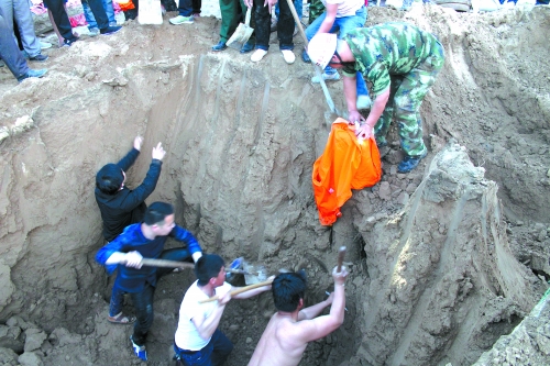 兩歲女童不慎掉進機井 消防官兵與群眾合力施救