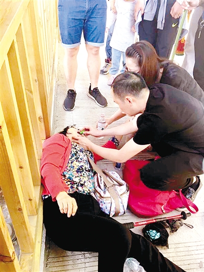 800多米高的“急診” 醫生登山途中搶救暈倒老人