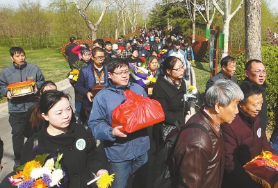 鄭州第十屆集體樹葬公益活動(dòng)舉行 10年來868個(gè)家庭參與其中