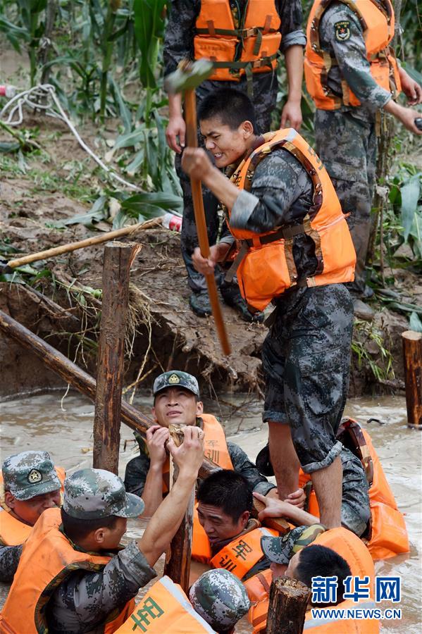 河南安陽遭遇強(qiáng)降雨 9.8萬人緊急轉(zhuǎn)移