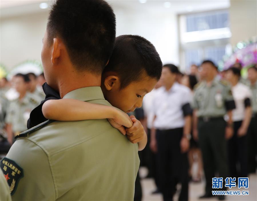 “爸爸,我長大也要像你一樣當兵” “爸爸,我長大也要像你一樣當兵”