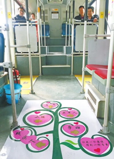 鄭州一車長繪制卡通“導(dǎo)座圖” 老弱病殘孕看圖坐