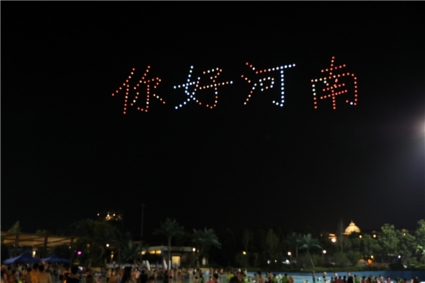 河南首家無人機表演編隊亮相 夜空中上演科幻大片!
