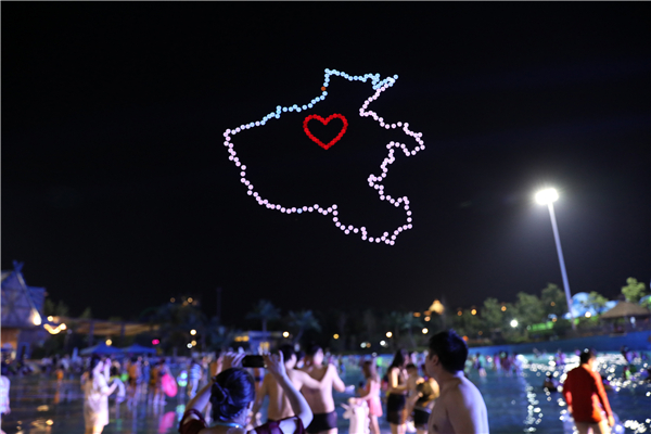 河南首家無人機表演編隊亮相 夜空中上演科幻大片!