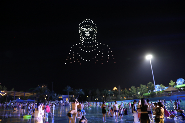 河南首家無人機表演編隊亮相 夜空中上演科幻大片!