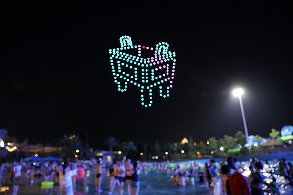 河南首家無人機表演編隊亮相 夜空中上演科幻大片!