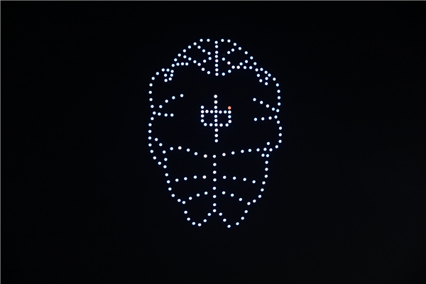 河南首家無人機表演編隊亮相 夜空中上演科幻大片!