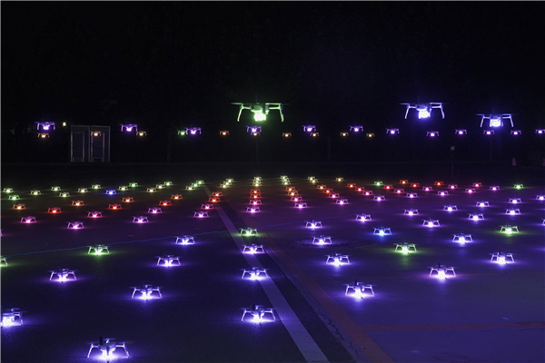 河南首家無人機表演編隊亮相 夜空中上演科幻大片!