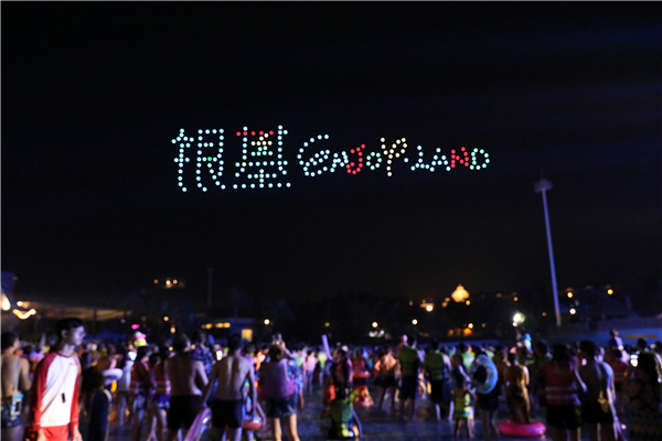 河南首家無人機表演編隊亮相 夜空中上演科幻大片!