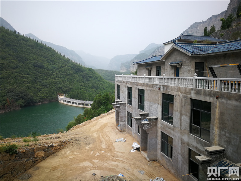 青龍山慈云寺景區(qū)內違建建在水庫北側。
