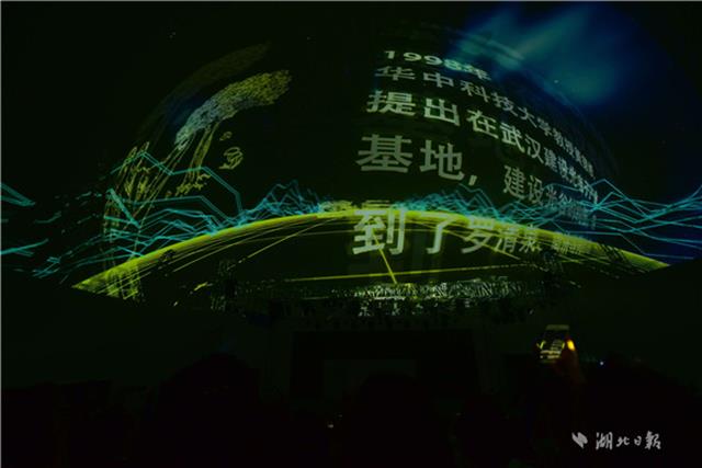 舞臺(tái)劇則用虛擬人物“張晨光”的奮斗故事,折射一代光谷人的奮斗歷程,追憶光谷三十年,綻放尋夢的力量。