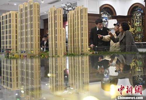 資料圖:置業(yè)顧問為民眾推薦商品房戶型。 <a target='_blank' href='http://www.chinanews.com/'><p  align=