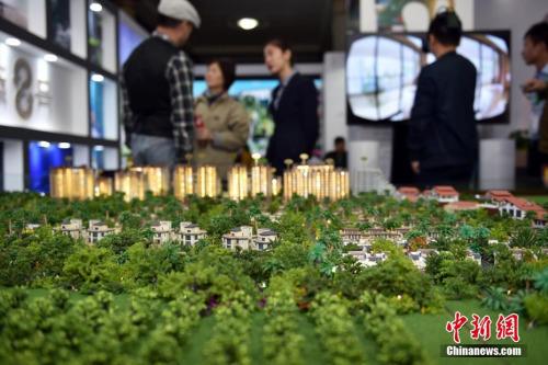 資料圖:售樓人員向顧客介紹樓盤。 <a target='_blank' href='http://www.chinanews.com/' ></p><p  align=