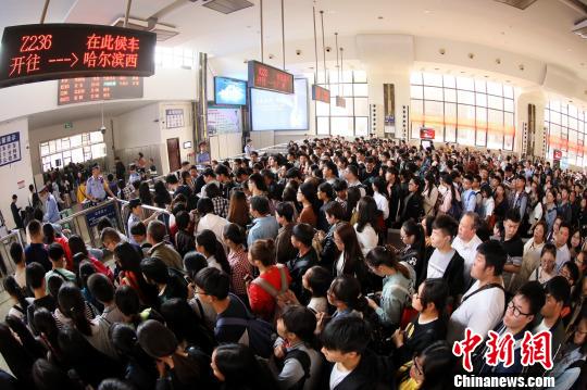 圖為鄭州火車站內大量等待檢票上車的旅客。 周延民 攝