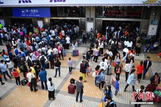 10月1日,售票區外排隊的旅客。當日是國慶長假第一天,昆明火車站迎來出行高峰,客流以旅游、探親為主。<a target='_blank' href='http://www.chinanews.com/' _fcksavedurl='http://www.chinanews.com/' _fcksavedurl='http://www.chinanews.com/'></p></table>中新社</a><p>  記者 劉冉陽 攝