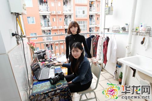 周雅如(前)和熊秋月的攝影工作室開在了女生寢室陽臺上。