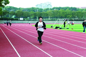 為捐造血干細(xì)胞 95后大學(xué)生每天跑操場10圈