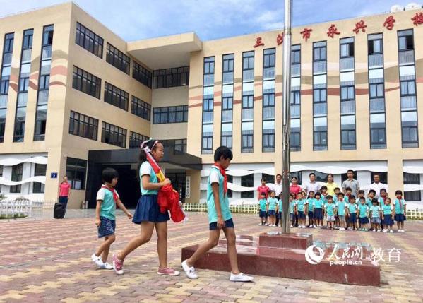 三沙市唯一一所學校32名學生舉行升國旗儀式