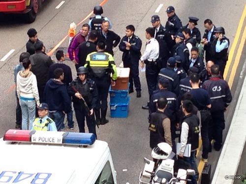 香港一運鈔車錢箱跌出車外 紙幣散落馬路