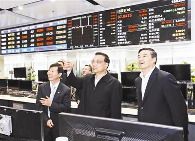 李克強敦促銀行減少服務收費:能不收盡量不收