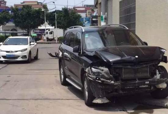 夫妻離婚爭財產起爭執 當街駕奔馳寶馬互撞(圖)