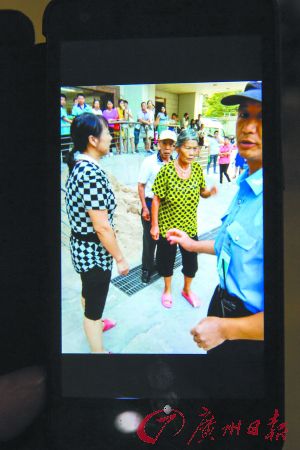 不止一名醫(yī)院的物管人員向記者證實(shí),上圖的這兩名老人長期在醫(yī)院拉客,對(duì)他們的行為并不阻攔。“兩個(gè)老人負(fù)責(zé)拉客,兒子媳婦負(fù)責(zé)開車。”一名工作人員稱。他還見過這兩名老人為了阻止其他病人離開,直接躺在別人車底。