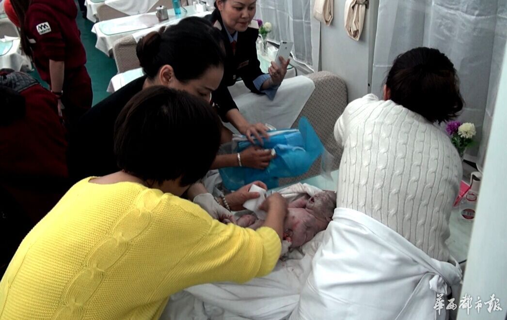 白衣為女軍官呂露,黃衣為劉燕