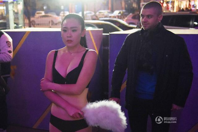 山西一商家平安夜辦內衣秀 零下五度凍僵模特(圖) 山西一商家平安夜辦內衣秀 零下五度凍僵模特(圖)