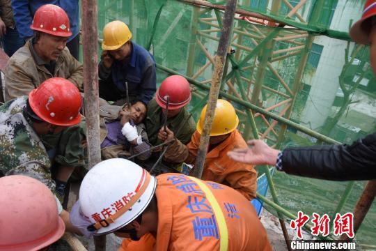 圖為救援現場,鋼筋橫穿工人大腿。 肖樂峰 攝