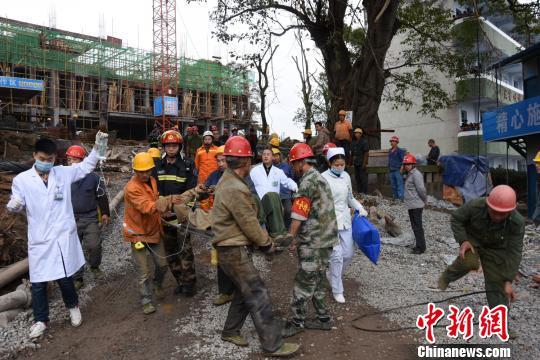 圖為消防醫護人員將傷者送醫。肖樂峰攝