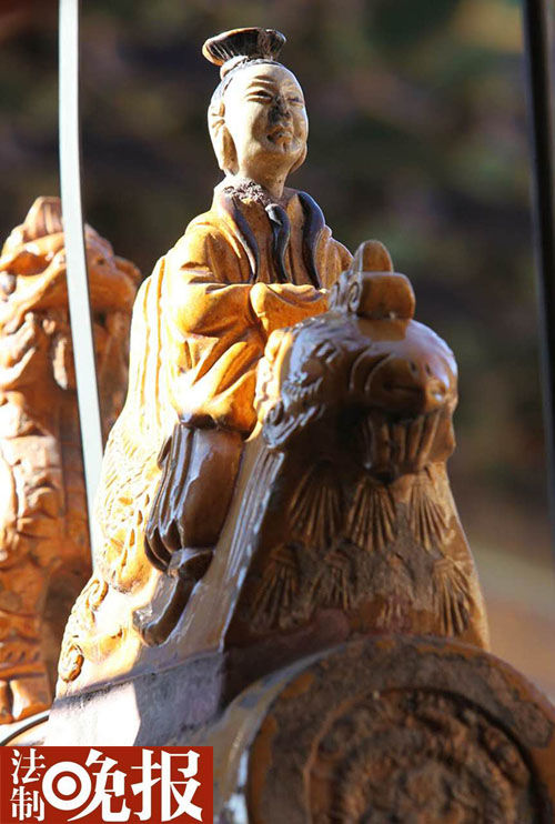 該大殿另外一側,尚存的“騎鳳仙人”