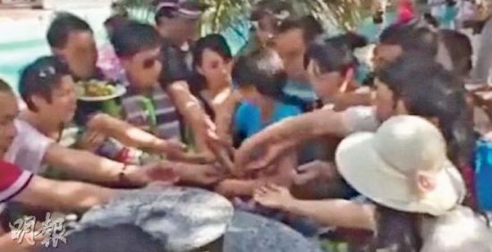 遊客蜂擁而至,爭搶荔枝。(圖片來源網絡)