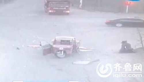 三輪車司機(jī)慢慢爬起來(lái)。