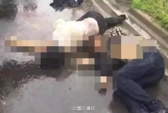 15日下午,江蘇啟東東海鎮境內發生一起車禍,一對年輕情侶雨中駕車,途中車輛失控,沖進路邊河中。待車輛被打撈上岸后,兩人均已不幸身亡。