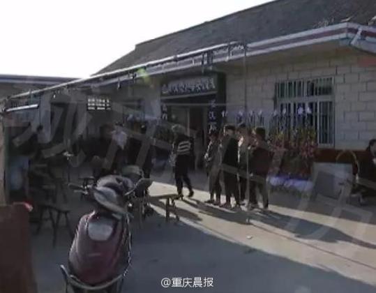 情侶駕車墜河 嚇死一名路人