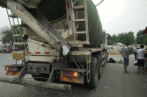 長安區一老人買菜時被混泥土攪拌車撞倒