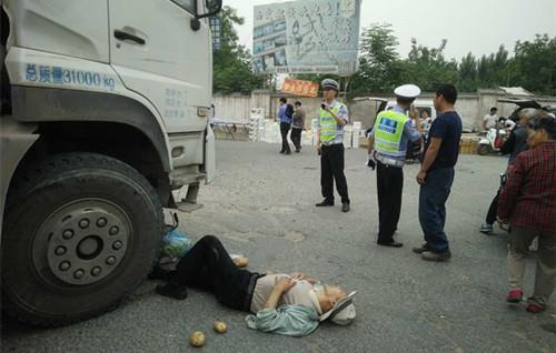 長安區一老人買菜時被混泥土攪拌車撞倒