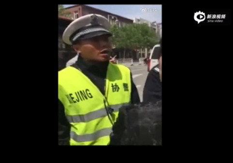 長春一男子因朋友違停被查 推搡辱罵協警“你就是條狗”
