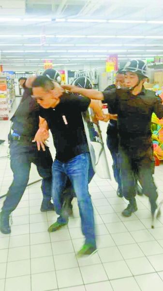 武漢一男子吸毒后產(chǎn)生幻覺 超市持菜刀亂揮
